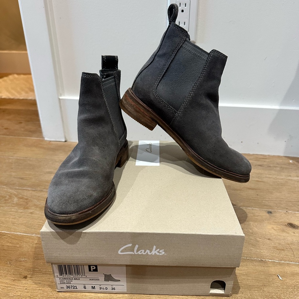 Clarks women’s Suede Chelsea boots